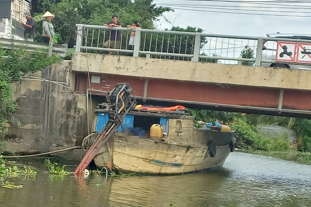Ghe va vào dầm cầu ở Long An, một người tử vong - 1 Ghe va vào dầm cầu ở Long An, một người tử vong - 1