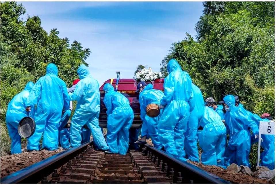 Nghẹn ngào hình ảnh đám tang vùng dịch - 4