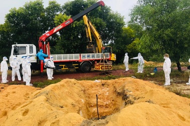 Bí thư, Chủ tịch xã trực tiếp chôn cất người chết vì Covid-19