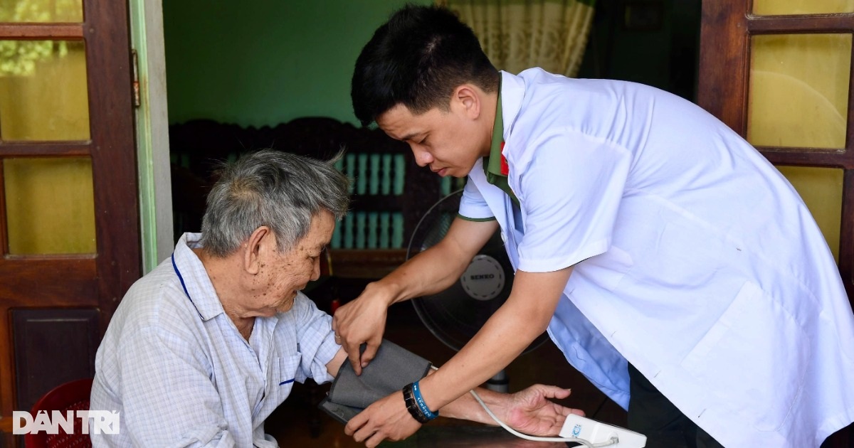 Dân Trí Thể Hiện Tình Cảm Cao Quý: Khám Sức Khỏe Miễn Phí và Trao Học Bổng Cho Mẹ Việt Nam Anh Hùng và Người Có Công