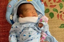 Bé trai bị bỏ rơi trong giỏ nhựa lúc nửa đêm