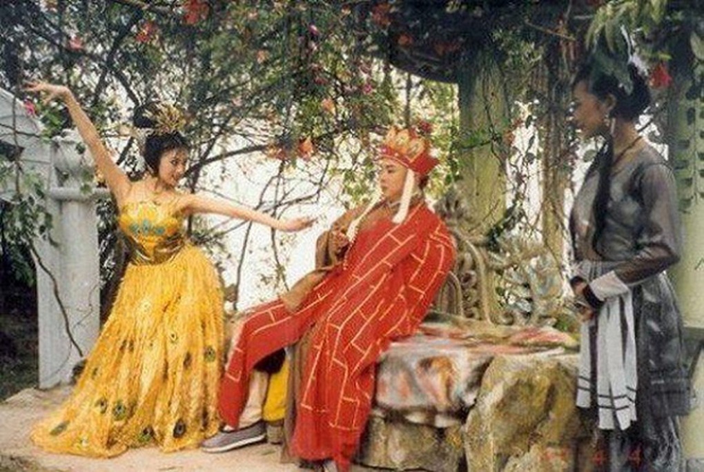 Cuộc sống giàu sang, quyền lực của mỹ nhân thị phi nhất dàn sao Tây Du Ký - 2 Cuộc sống giàu sang, quyền lực của mỹ nhân thị phi nhất dàn sao Tây Du Ký - 2
