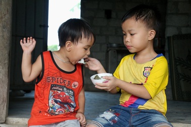 Thương vợ chồng "song khổ" và đứa con 5 tuổi bón cơm cho em như bị bỏ đói