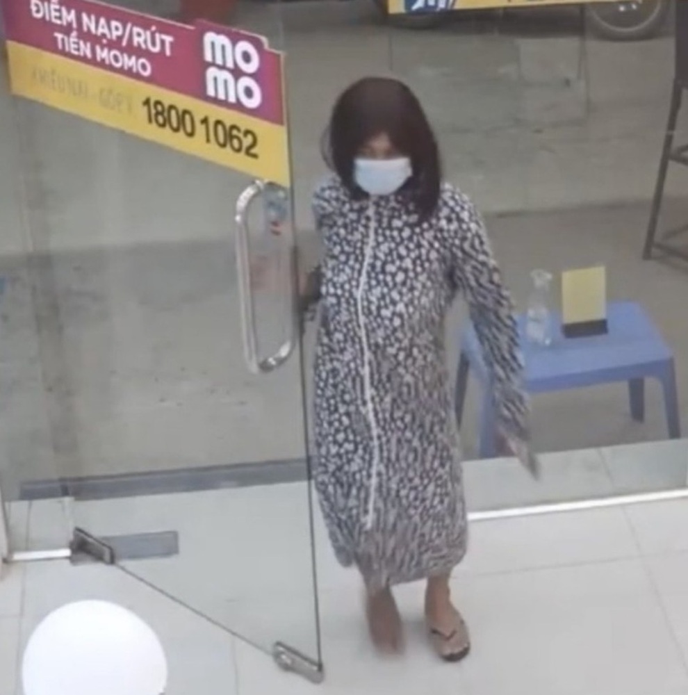 Nam thanh niên đội tóc dài giả gái, vào cửa hàng cướp 2 chiếc điện thoại - 1 Nam thanh niên đội tóc dài giả gái, vào cửa hàng cướp 2 chiếc điện thoại - 1