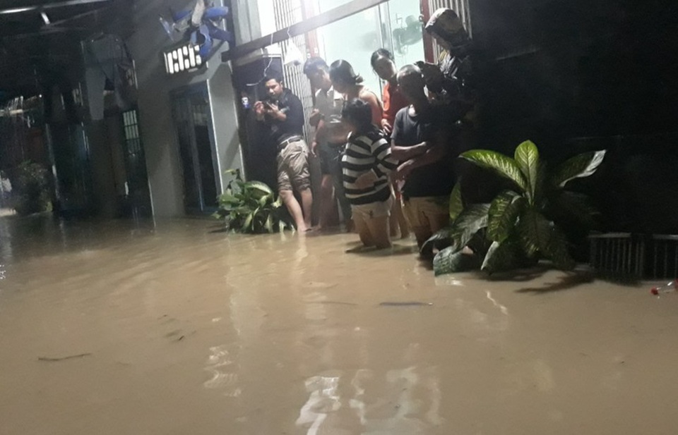 Lũ đổ về bất ngờ, người dân cuống cuồng chạy lũ trong đêm - 1 Lũ đổ về bất ngờ, người dân cuống cuồng chạy lũ trong đêm - 1