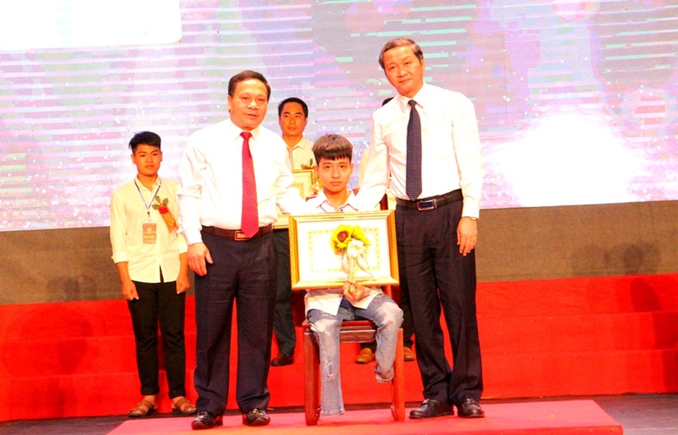 Đôi bạn 10 năm cõng nhau đến trường được tôn vinh - 1 Đôi bạn 10 năm cõng nhau đến trường được tôn vinh - 1