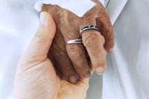 TPHCM: Cụ bà gục trên ghế đá, tử vong 3 ngày ở bệnh viện vẫn "vô danh"