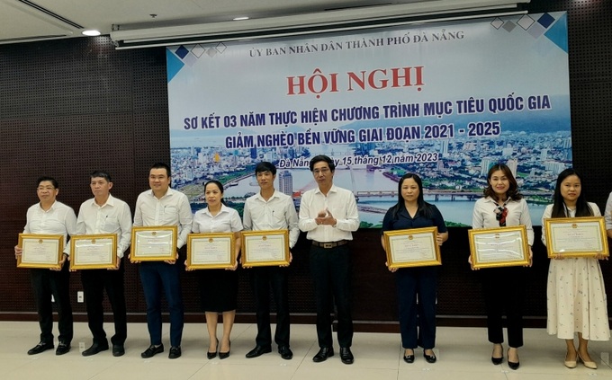 Phó Chủ tịch UBND thành phố Trần Chí Cường tặng Bằng khen của Chủ tịch UBND thành phố cho 9 tập thể và 9 cá nhân có thành tích xuất sắc trong thực hiện phong trào thi đua “Vì người nghèo – Không để ai bị bỏ lại phía sau”.