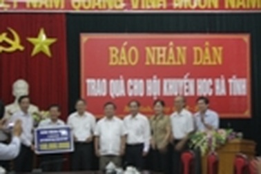 Hà Tĩnh: Báo Nhân Dân trao 100 triệu đồng cho "Quỹ Khuyến học đất Hồng Lam"