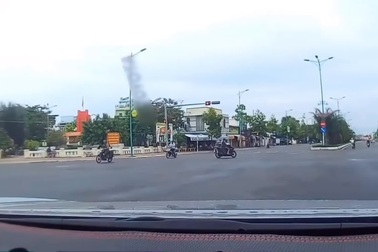 Qua đường như chốn không người, hai xe máy lao bổ vào nhau