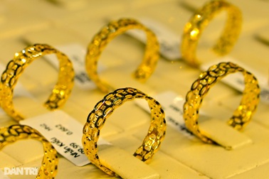 Chênh lệch giá vàng 19 triệu đồng: Chuyên gia nói do luật đã "lỗi thời"?