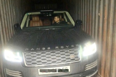 Giấu xe sang vào container, quấn chăn cho ô tô, xếp lốp lên mái chống bão