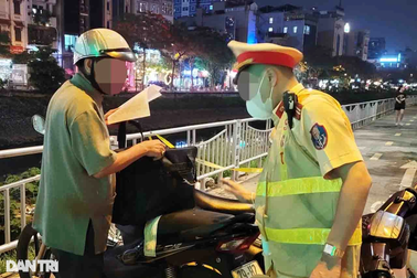 Hà Nội: "Thầy cúng" uống một cốc bia sau khi làm lễ, về bị CSGT xử phạt