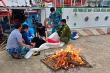 Đốt lửa sưởi ấm, cứu người đàn ông nhảy cầu tự tử