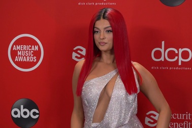 Bebe Rexha rực rỡ với tóc đỏ