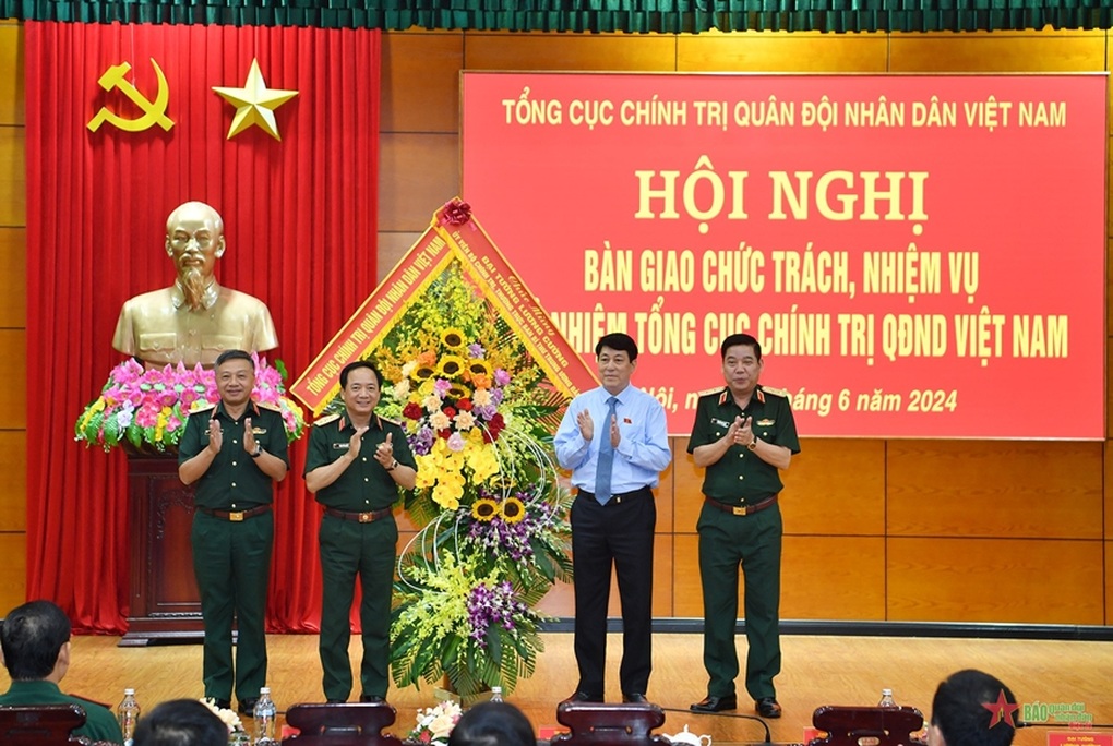 Tân Chủ nhiệm Tổng cục Chính trị nhận bàn giao công việc - 1 Tân Chủ nhiệm Tổng cục Chính trị nhận bàn giao công việc - 1