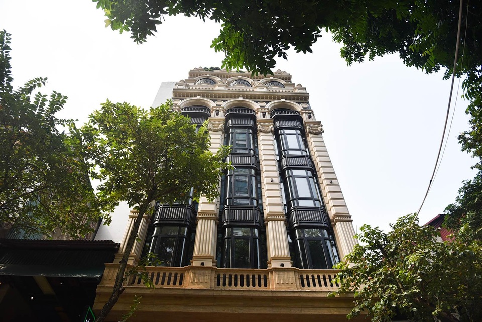 Đại gia Hà Nội chi 5 tỷ đồng xây bể cá Koi trong căn biệt thự giữa phố cổ - 1