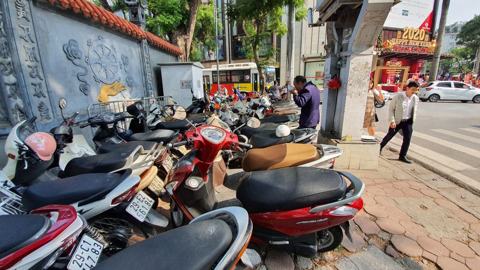 Săn hàng giảm giá: Dù bị chặt chém vé gửi xe, các tín đồ mua sắm vẫn vây kín phố Bà Triệu - 4 Săn hàng giảm giá: Dù bị chặt chém vé gửi xe, các tín đồ mua sắm vẫn vây kín phố Bà Triệu - 4