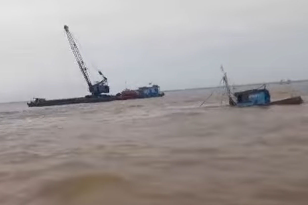 قایق ماهیگیری غرق شد، زوج ماهیگیر خوشبختانه نجات یافتند - 1 Chìm tàu cá, vợ chồng ngư dân may mắn thoát nạn - 1