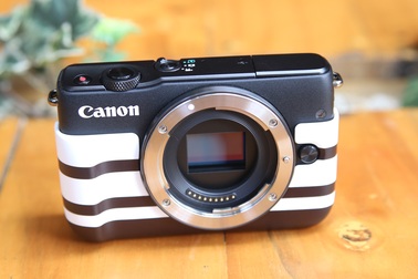 Cận cảnh EOS M10 vừa lên kệ thị trường Việt với giá 12,2 triệu đồng