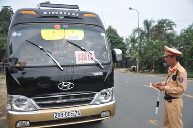 Cục CSGT ra quân xử lý xe khách vi phạm trên các tuyến đường trọng điểm