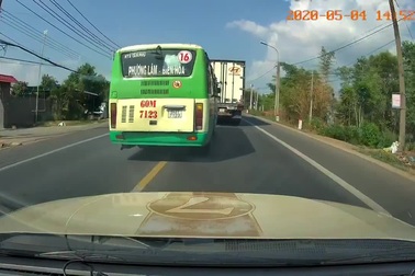 Phẫn nộ xe khách vượt ẩu rồi chèn ép xe khác hết sức nguy hiểm