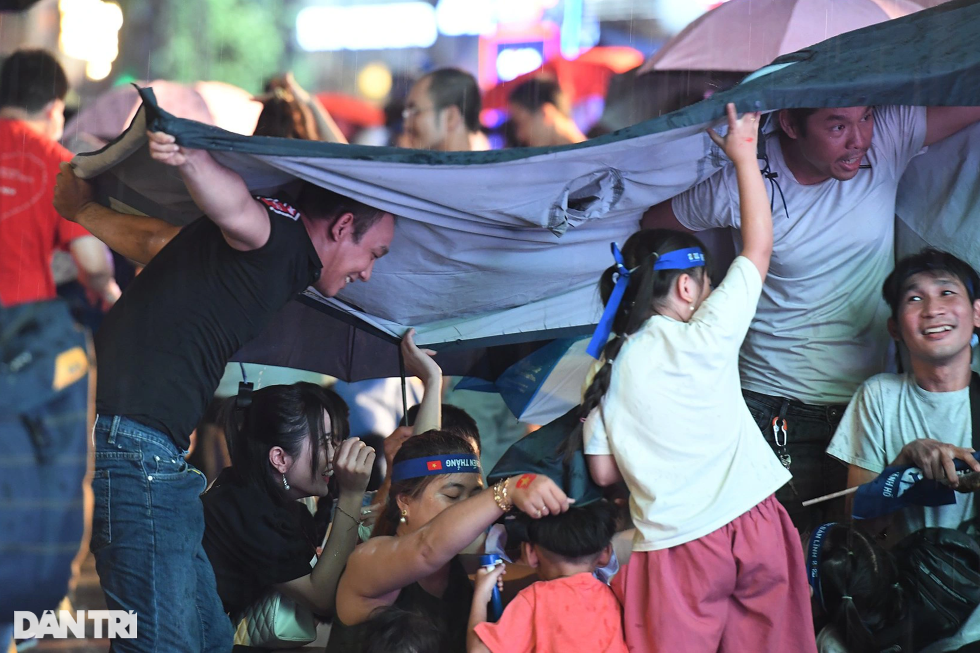 Cổ động viên TPHCM dầm mưa mừng chiến thắng của U23 Việt Nam - 15 Cổ động viên TPHCM dầm mưa mừng chiến thắng của U23 Việt Nam - 15