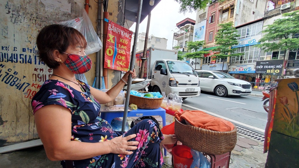 Hà Nội: Những gánh hàng rong “gồng mình” trong dịch Covid-19 - 3 Hà Nội: Những gánh hàng rong “gồng mình” trong dịch Covid-19 - 3