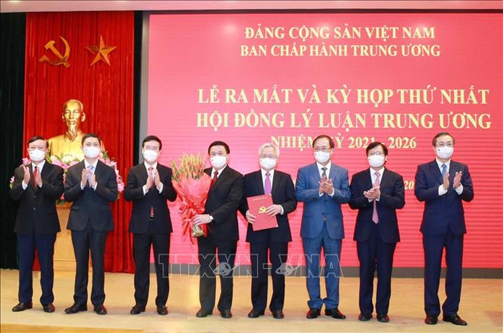 Ra mắt Hội đồng Lý luận Trung ương nhiệm kỳ mới - 1 Ra mắt Hội đồng Lý luận Trung ương nhiệm kỳ mới - 1