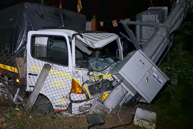 Ô tô tông gãy trụ điện trung thế, tài xế tử vong trong cabin