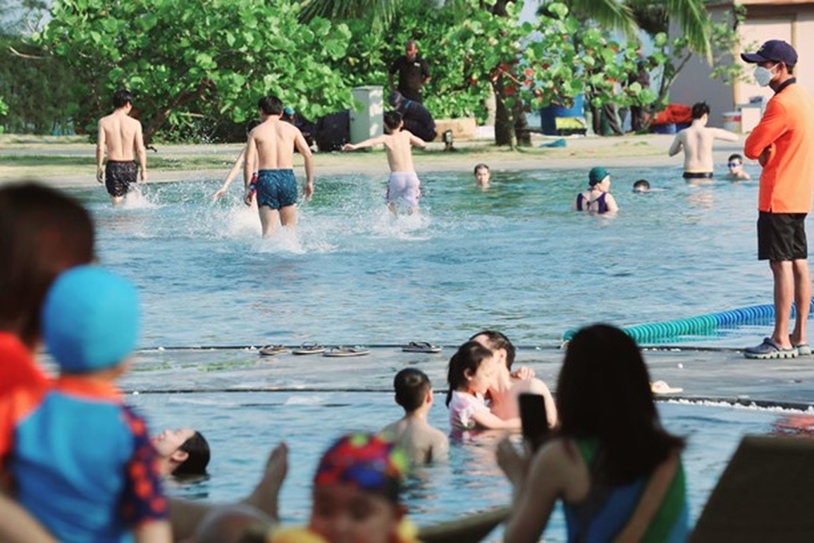 Du khách tấp nập check in tại quần thể có nhiều bể bơi nhất Việt Nam - 2