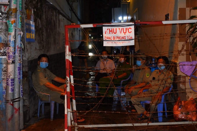 TP.HCM Tăng cường “trong chặt, ngoài chặt” để thu hẹp “vùng đỏ”, mở rộng “vùng xanh” - Ảnh 2.