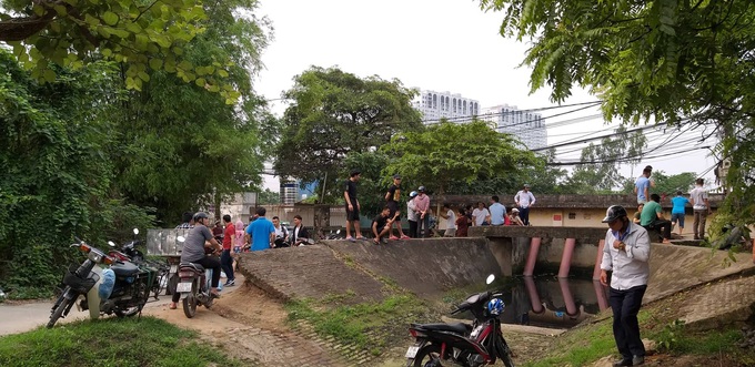 Hiện trường vụ cháy làm 8 người chết tại Hà Nội: Người mẹ gào khóc ngồi đợi nhận thi thể con trai - Ảnh 6. Hiện trường vụ cháy làm 8 người chết tại Hà Nội: Người mẹ gào khóc ngồi đợi nhận thi thể con trai - Ảnh 6.