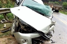 Xe bán tải nát bét sau cú va chạm, cả gia đình may mắn thoát chết