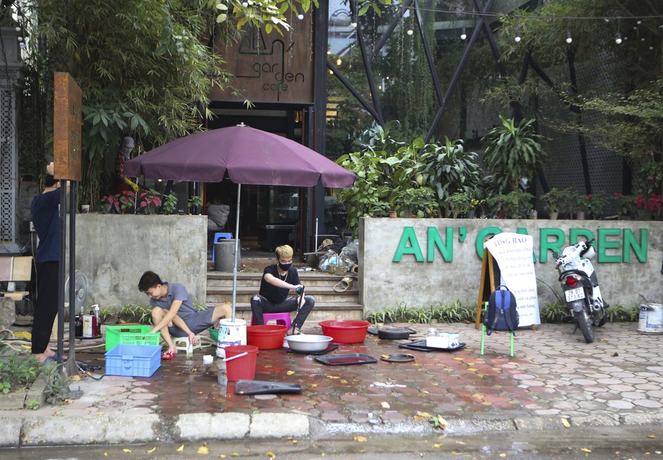 Hà Nội: Các cơ sở kinh doanh tất bật dọn dẹp để mở cửa trở lại - 1 Hà Nội: Các cơ sở kinh doanh tất bật dọn dẹp để mở cửa trở lại - 1
