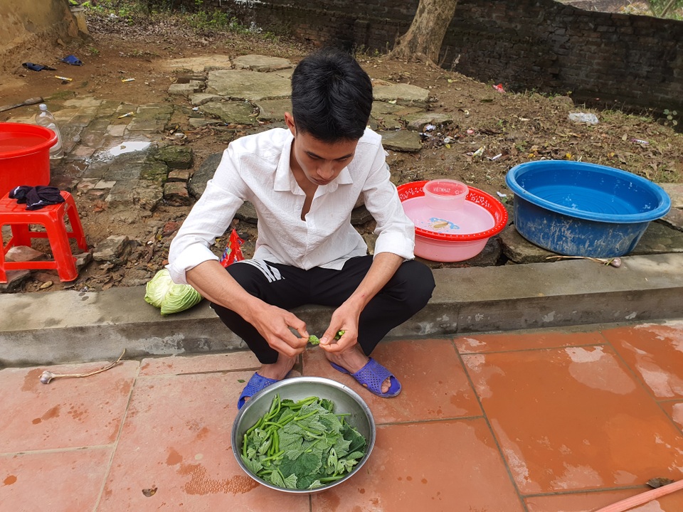 Đau nhói lòng cảnh chàng trai chăm mẹ ung thư trong nỗi cơ cực - 5 Đau nhói lòng cảnh chàng trai chăm mẹ ung thư trong nỗi cơ cực - 5