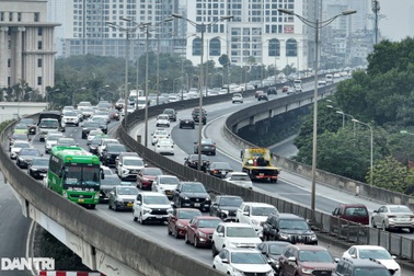Mùng 2 Tết: Hà Nội ùn tắc nhiều kilomet đường vành đai 3 trên cao