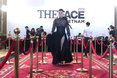 Clip nam thí sinh mặc đầm xuyên thấu, đi giày cao gót chênh vênh gây "choáng ngợp" thảm đỏ