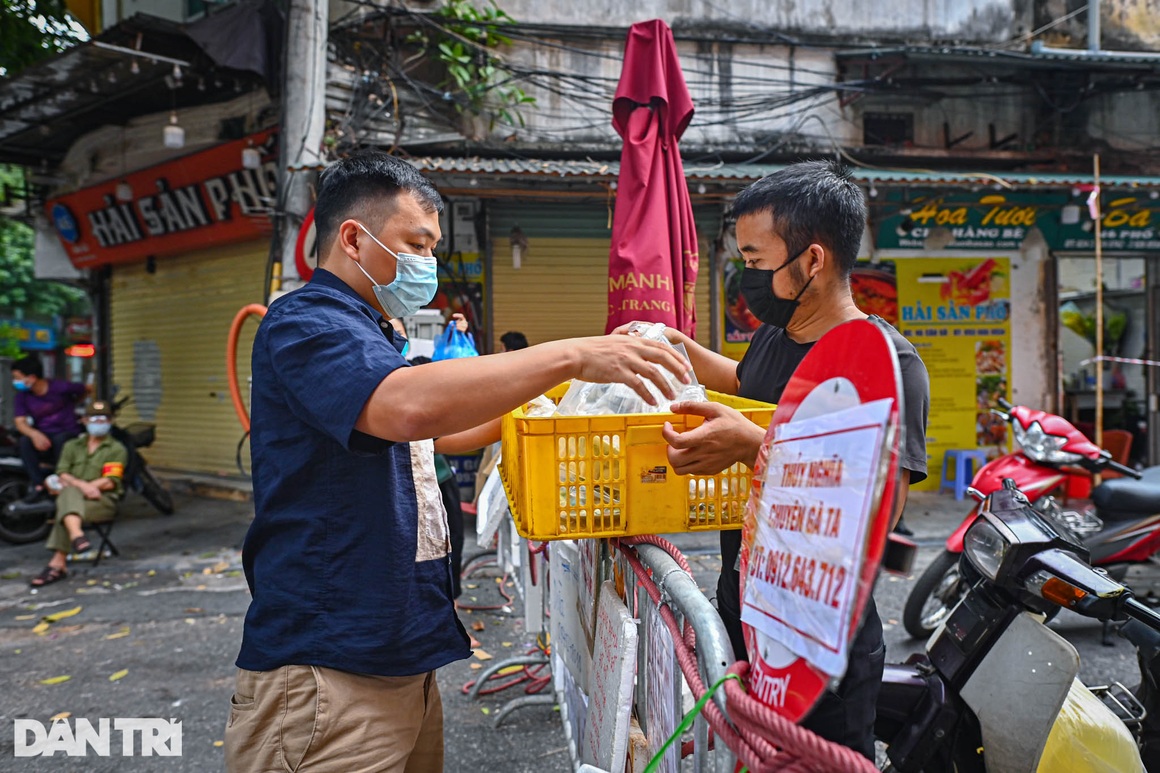 Độc lạ cách bán hàng mùa dịch chưa từng có tại khu chợ nhà giàu Hà Nội - 5 Độc lạ cách bán hàng mùa dịch chưa từng có tại khu chợ nhà giàu Hà Nội - 5