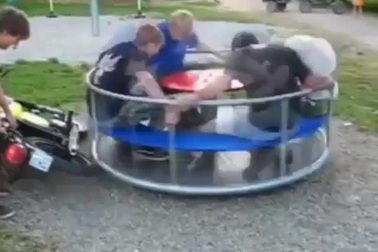 Chết cười với những tai nạn hài hước khi nghịch dại