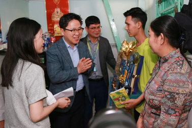 Tổng giám đốc người Hàn đến từng phòng trọ tặng quà Tết cho công nhân