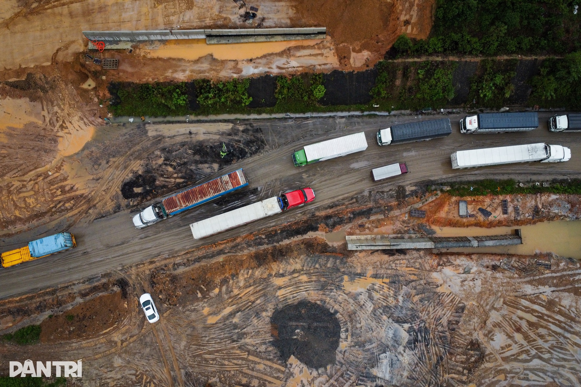 Phương tiện nối đuôi nhau bò qua nút giao lầy như ruộng ở Đà Nẵng - 4 Phương tiện nối đuôi nhau bò qua nút giao lầy như ruộng ở Đà Nẵng - 4