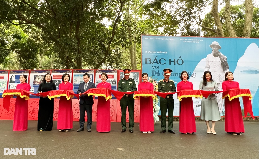 Khai mạc triển lãm ảnh Bác Hồ với Đá Chông - K9 - 2 Khai mạc triển lãm ảnh Bác Hồ với Đá Chông - K9 - 2