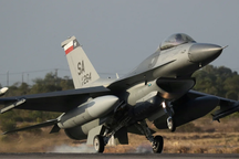 Vì sao NATO chưa thể gửi máy bay chiến đấu hiện đại cho Ukraine?