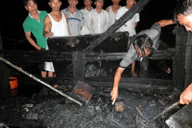 Tàu đánh cá vừa hạ thủy bốc cháy dữ dội