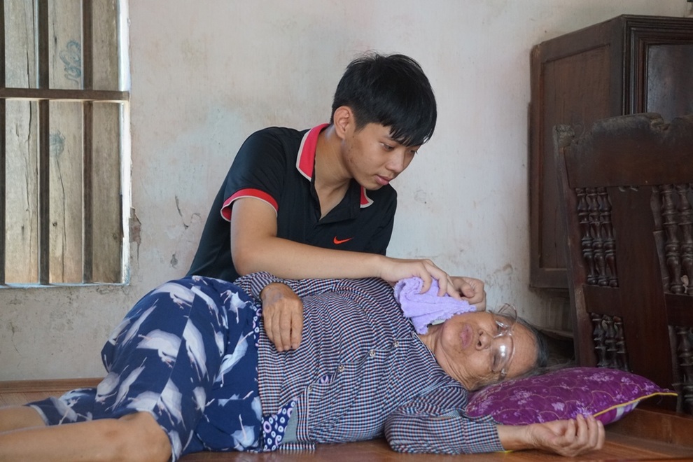 Cậu học trò có hoàn cảnh bi đát nghẹn ngào giấc mơ đại học - 2 Cậu học trò có hoàn cảnh bi đát nghẹn ngào giấc mơ đại học - 2