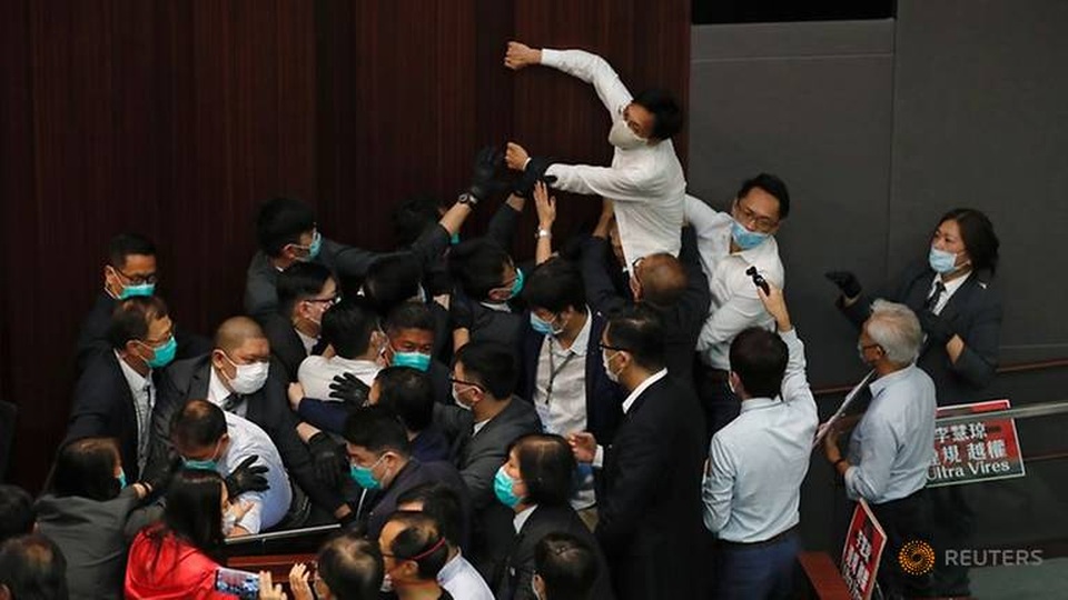 Nghị sĩ Hong Kong ẩu đả giữa cơ quan lập pháp - 1 Nghị sĩ Hong Kong ẩu đả giữa cơ quan lập pháp - 1