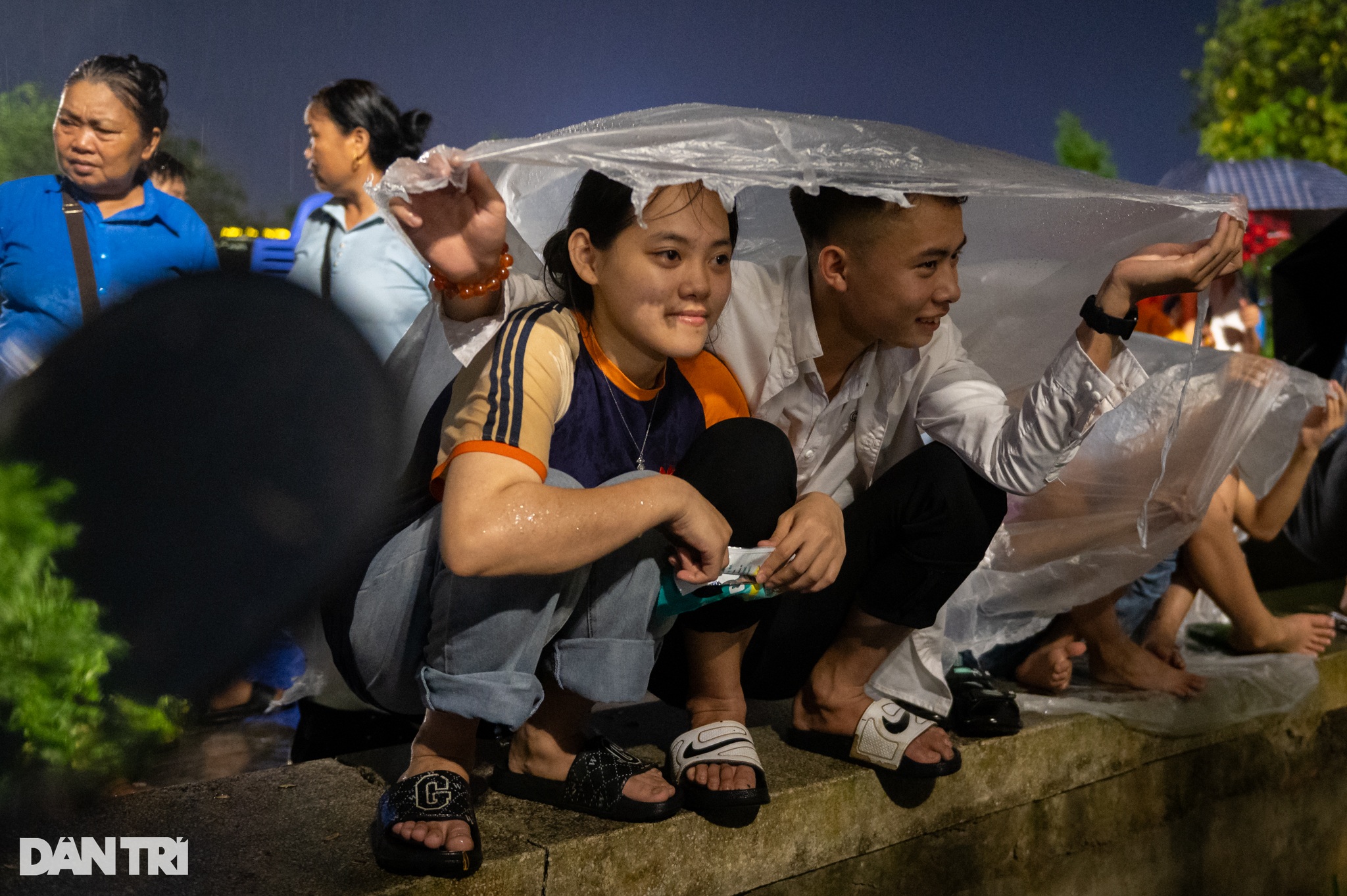 Hàng vạn người đội mưa xem pháo hoa ở Phú Thọ dịp Giỗ Tổ Hùng Vương - 8 Hàng vạn người đội mưa xem pháo hoa ở Phú Thọ dịp Giỗ Tổ Hùng Vương - 8