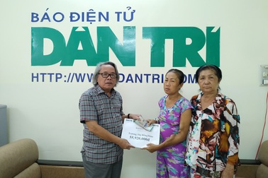 Người đàn bà suy thận đi bán vé số nhận gần 56 triệu đồng từ bạn đọc Dân trí giúp đỡ