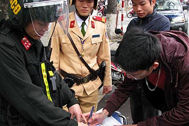 Ai có thẩm quyền dừng phương tiện, xử phạt vi phạm?